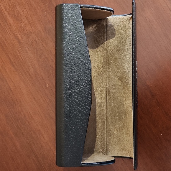 Burberry case + microfiber clothe for sunglasses - Picture 3 of 6